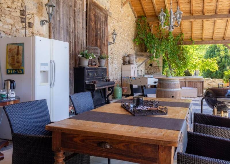 En Bord De Riviere Bed and Breakfast Casseneuil Eksteriør billede